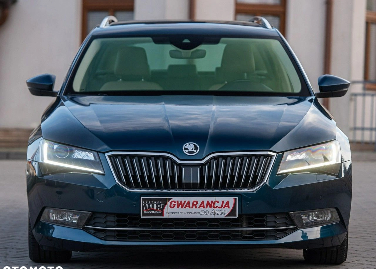 Skoda Superb cena 87700 przebieg: 197000, rok produkcji 2017 z Gdynia małe 704